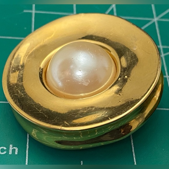 Givenchy Jumbo Oversized Pearl Gold Dome Round Clip Earrings 90s vintage - Picture 6 of 10